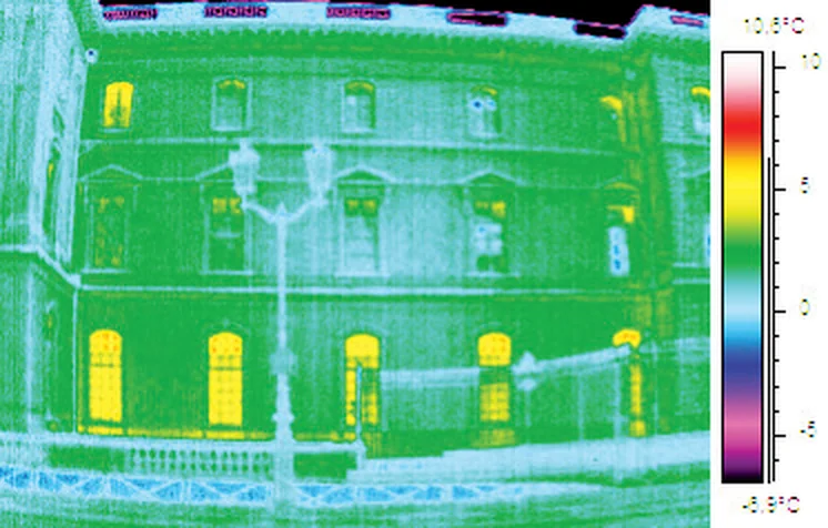 Thermogramme infrarouge du Louvre — exemple de batiment a tres forte inertie thermique