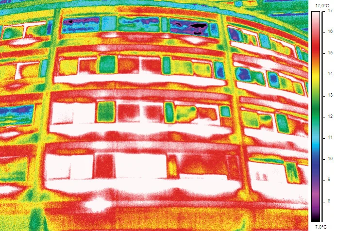 Thermogramme infrarouge d'une tour des Trente Glorieuses, rue de Lourmel a Paris — grandes baies en simple vitrage