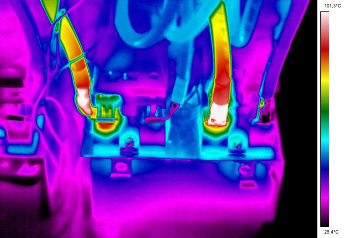 Thermogramme infrarouge montrant une surchauffe sur un composant électrique — exemple de contrôle par caméra thermique