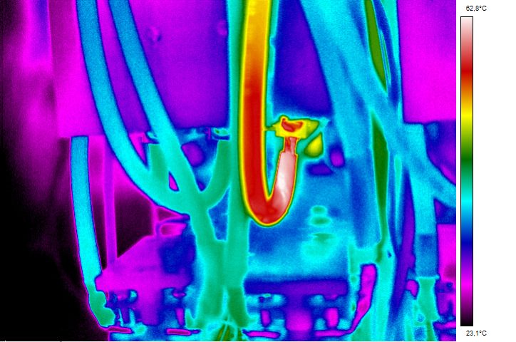 Thermogramme Q19 montrant une surchauffe sur câble électrique détectée par caméra thermique vérifiée