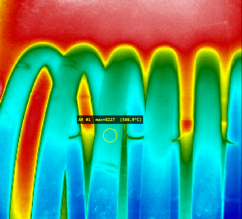 Thermogramme de tubes de four — coudes vus à travers un regard, palette couleur, température maximale 587 °C