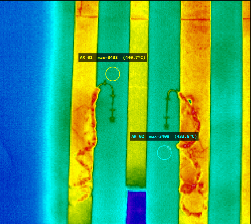 Thermogramme de tubes de four droits — points chauds visibles sur les zones de cokage, deux mesures AR01 (441 °C) et AR02 (434 °C)